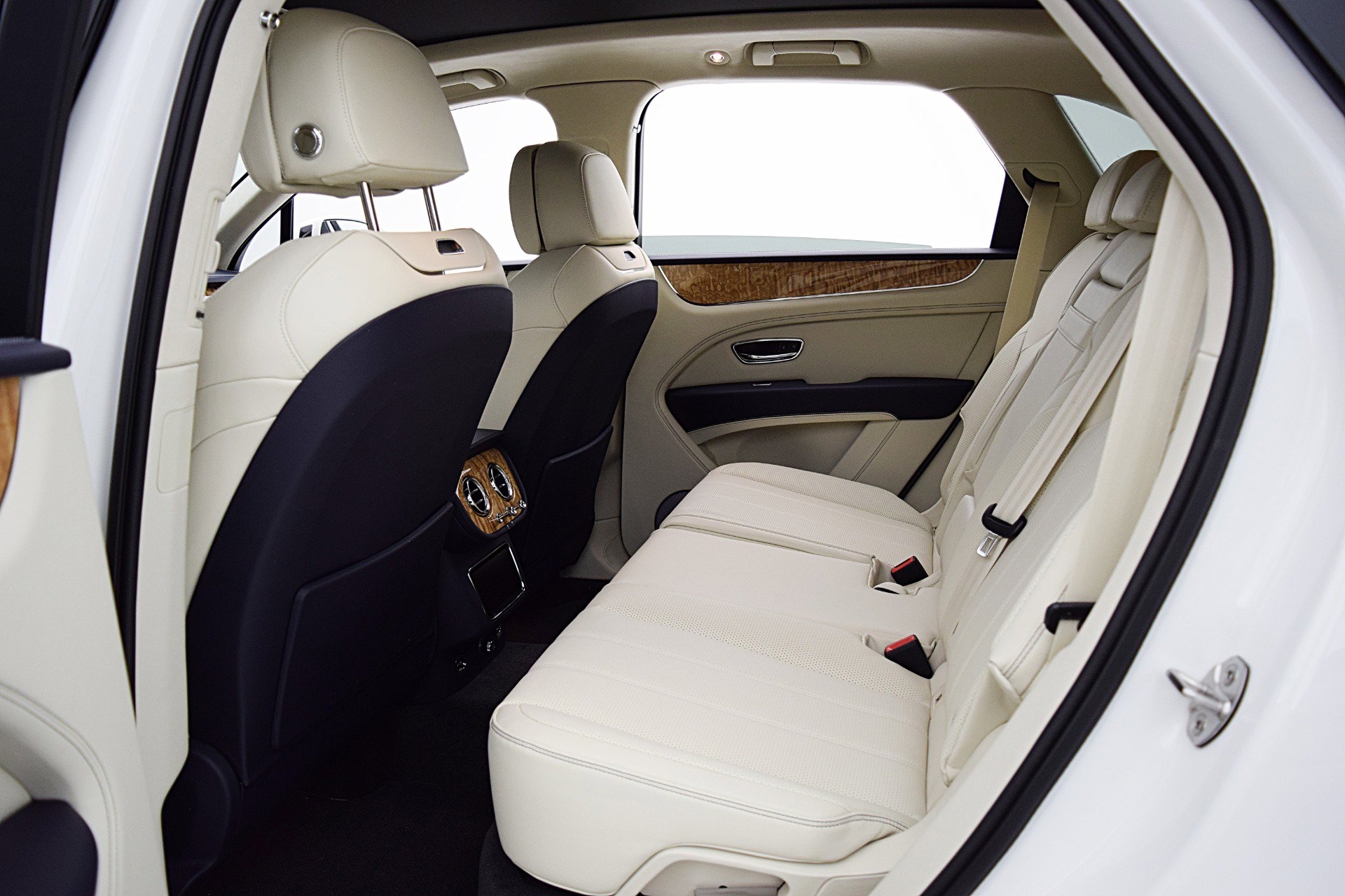 Used 2024 Bentley Bentayga AWD/4WD image 35