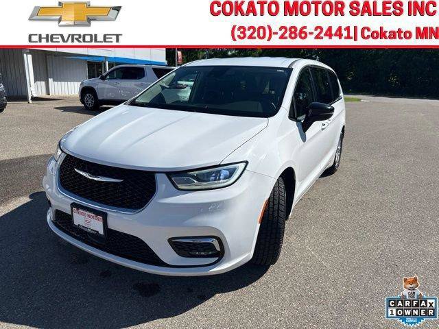 Used 2024 Chrysler Pacifica Touring-L FWD image 3