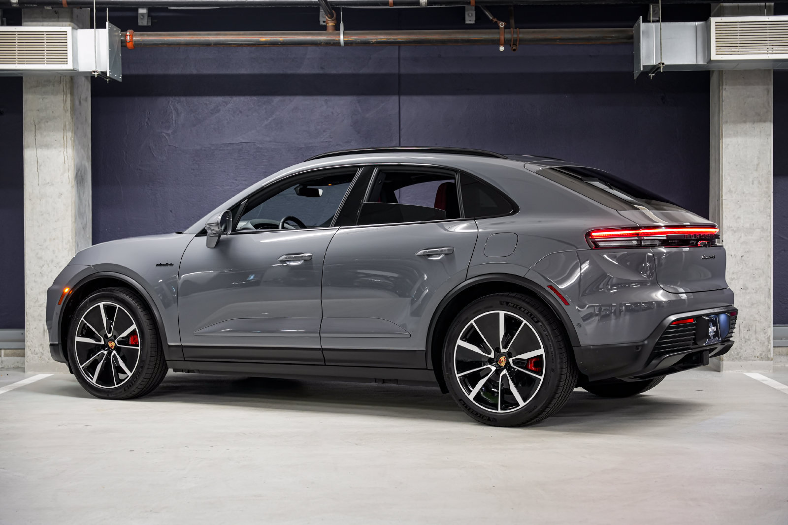 Used 2025 Porsche Macan 4S Electric AWD/4WD image 9