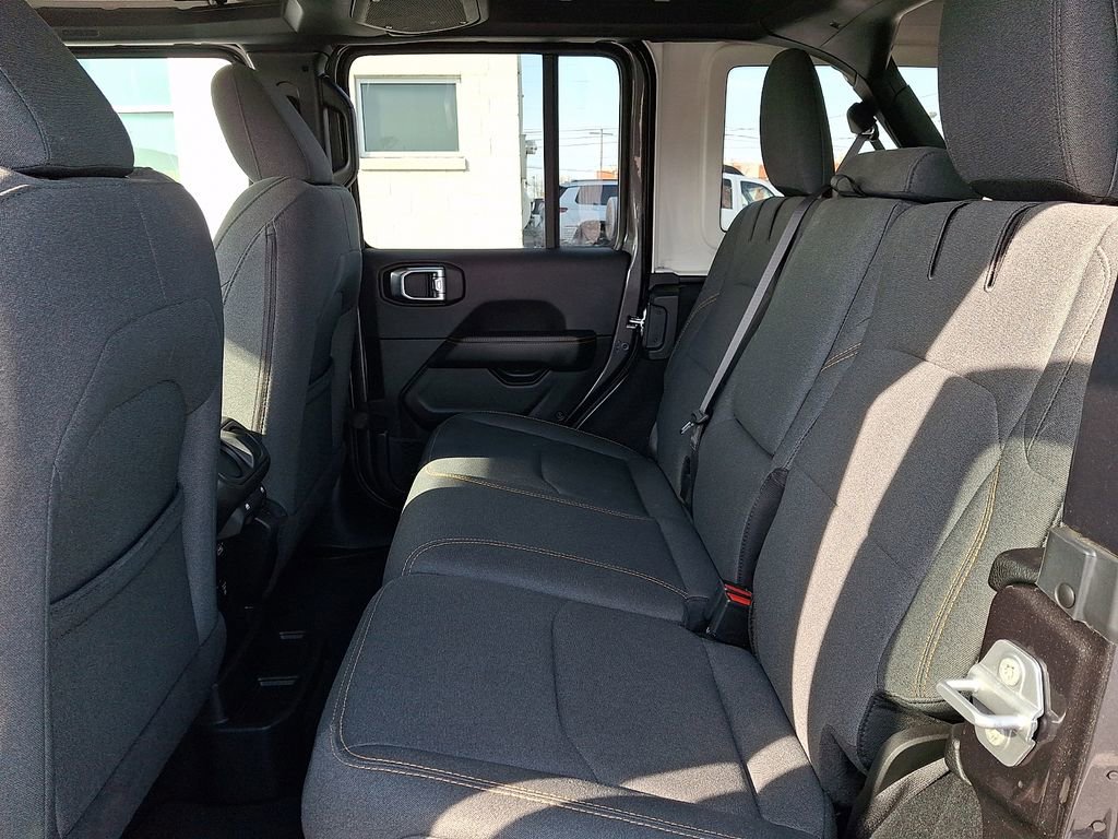 Used 2025 Jeep Wrangler Unlimited Sahara image 13