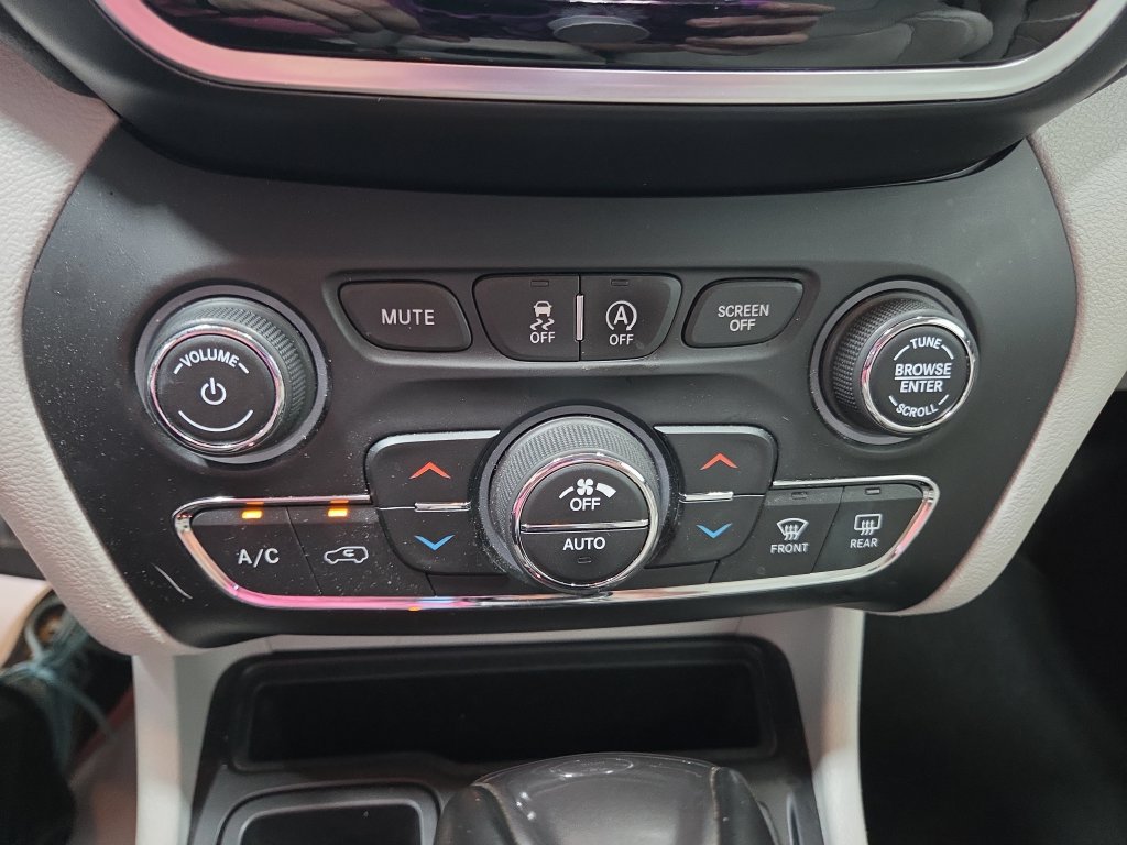 Used 2019 Jeep Cherokee Limited FWD image 38