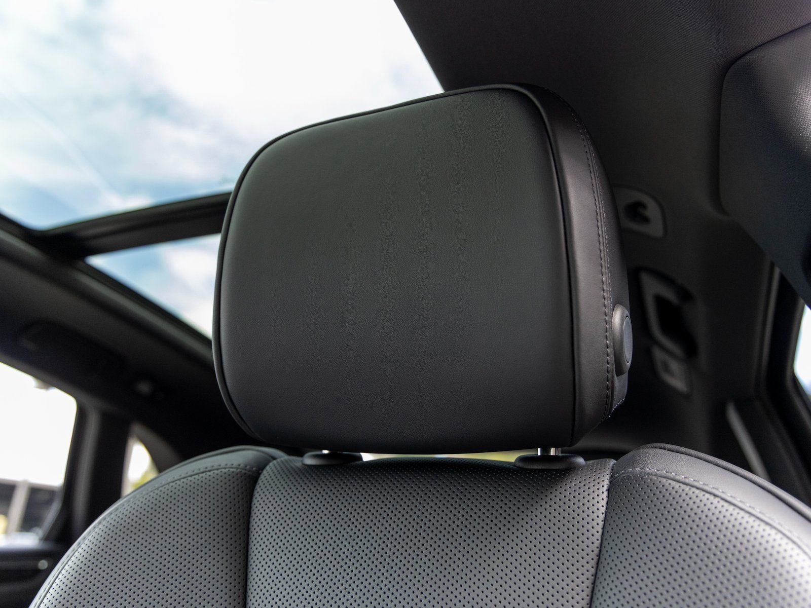 Certified 2025 Porsche Macan image 27