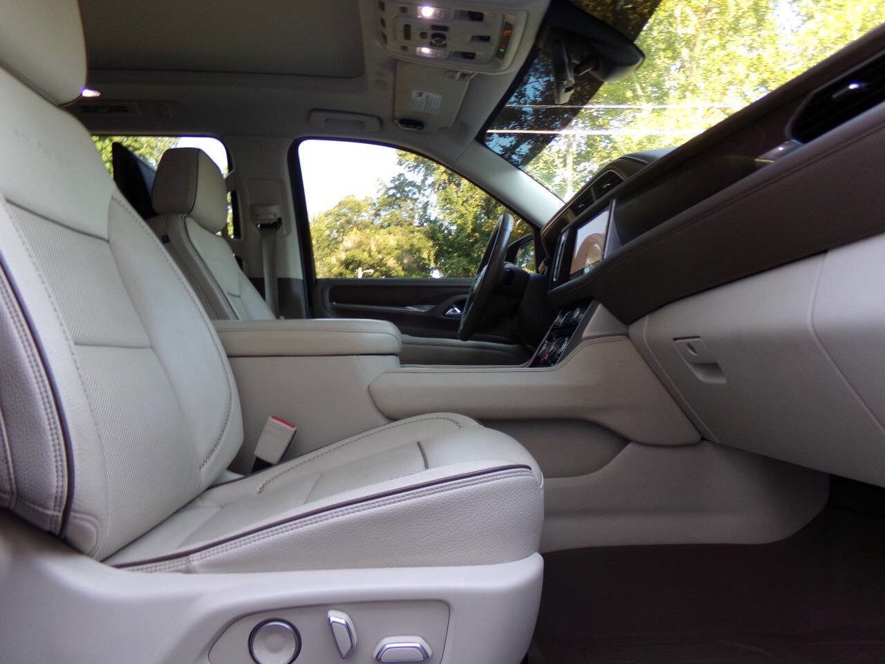 Used 2021 GMC Yukon XL Denali w/ Denali Premium Package image 29