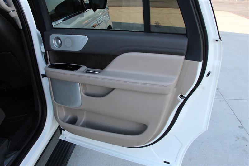 Used 2022 Lincoln Navigator L Reserve AWD/4WD image 25