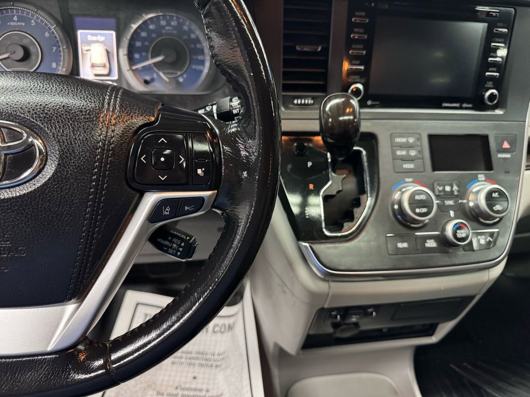 Used 2018 Toyota Sienna XLE Premium AWD/4WD image 24