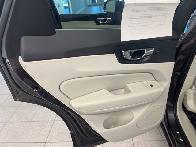 Used 2022 Volvo XC60 B6 Inscription w/ Protection Package Premier image 17