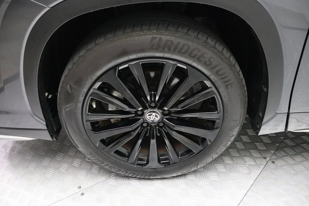Used 2025 Toyota Highlander XSE image 4