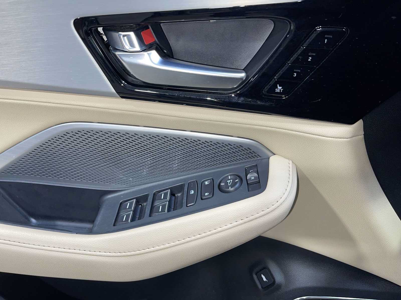 Used 2025 Acura MDX SH-AWD image 23