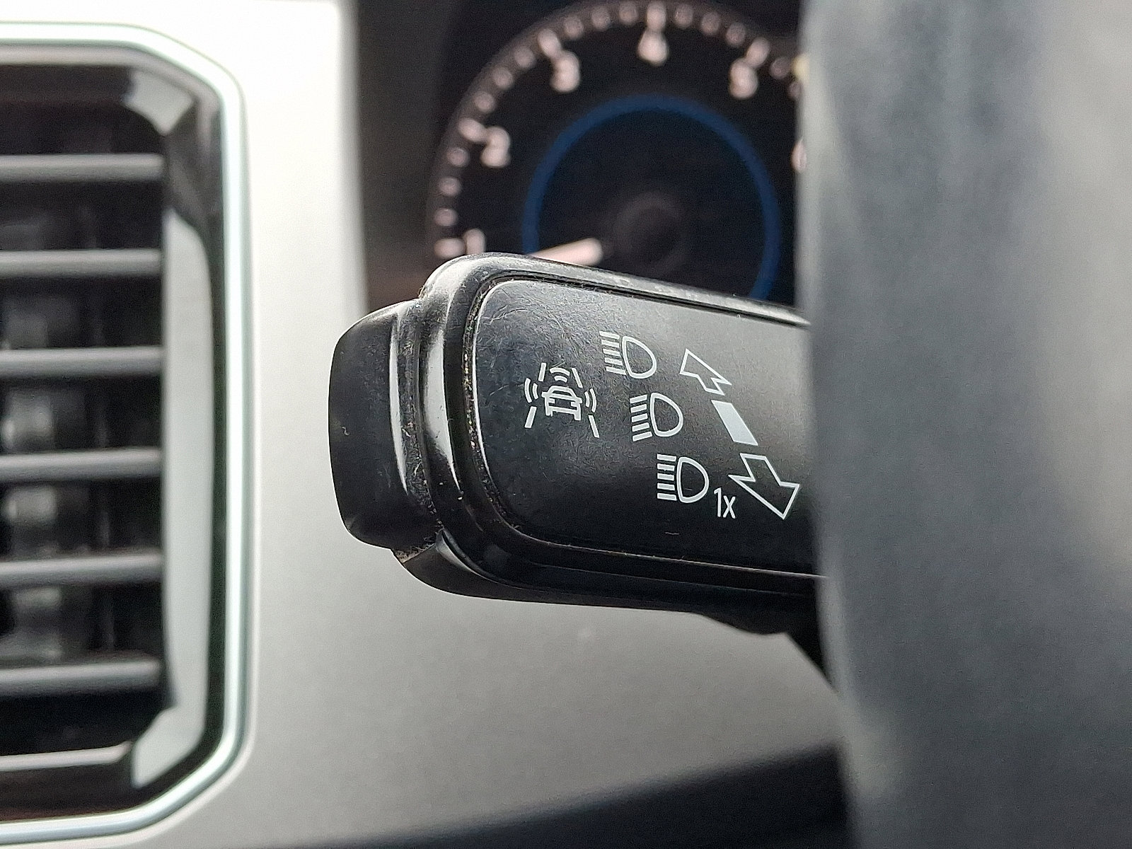 Used 2018 Volkswagen Atlas SEL Premium image 32