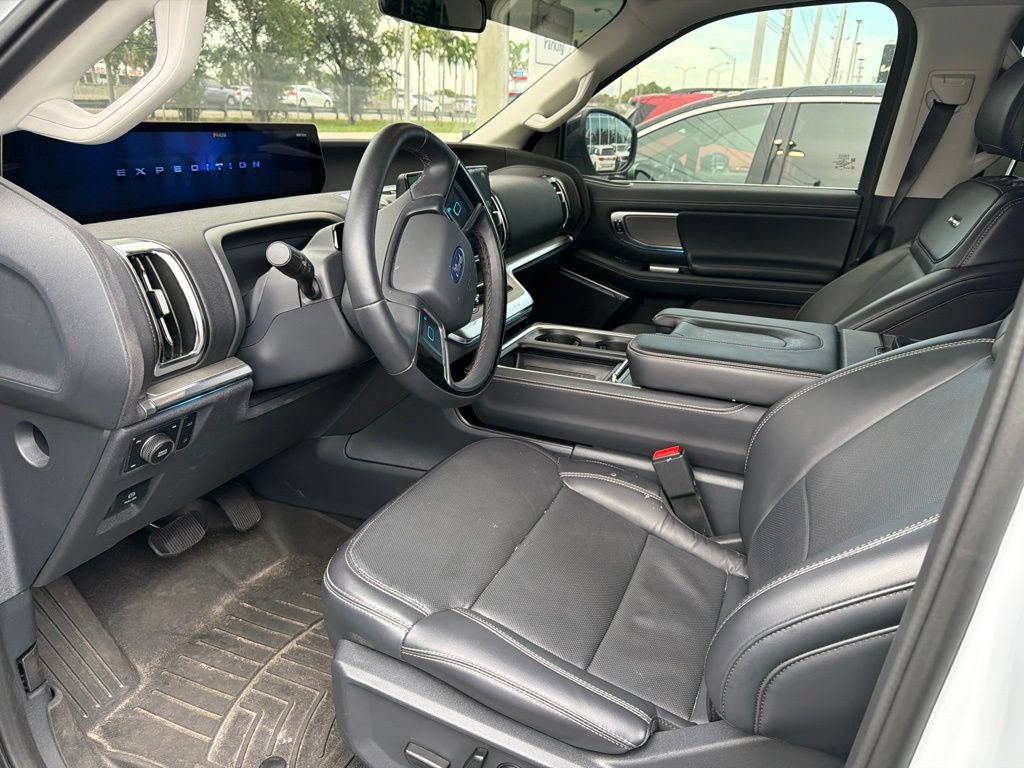 Used 2025 Ford Expedition Platinum w/ Driver's Package AWD/4WD image 7