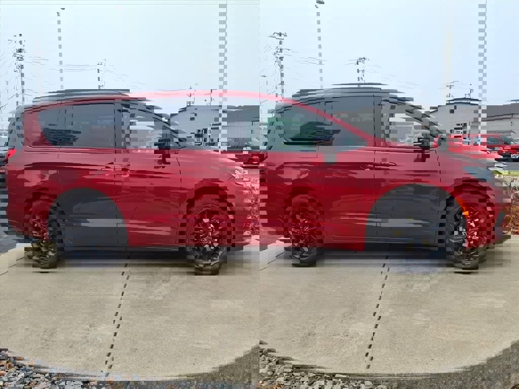 New 2026 Chrysler Pacifica Limited w/ S Appearance Package image 2