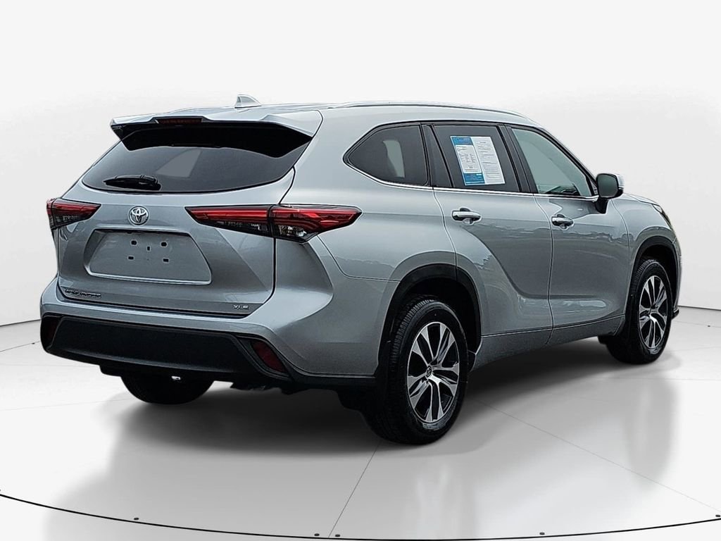 Used 2023 Toyota Highlander XLE FWD image 6