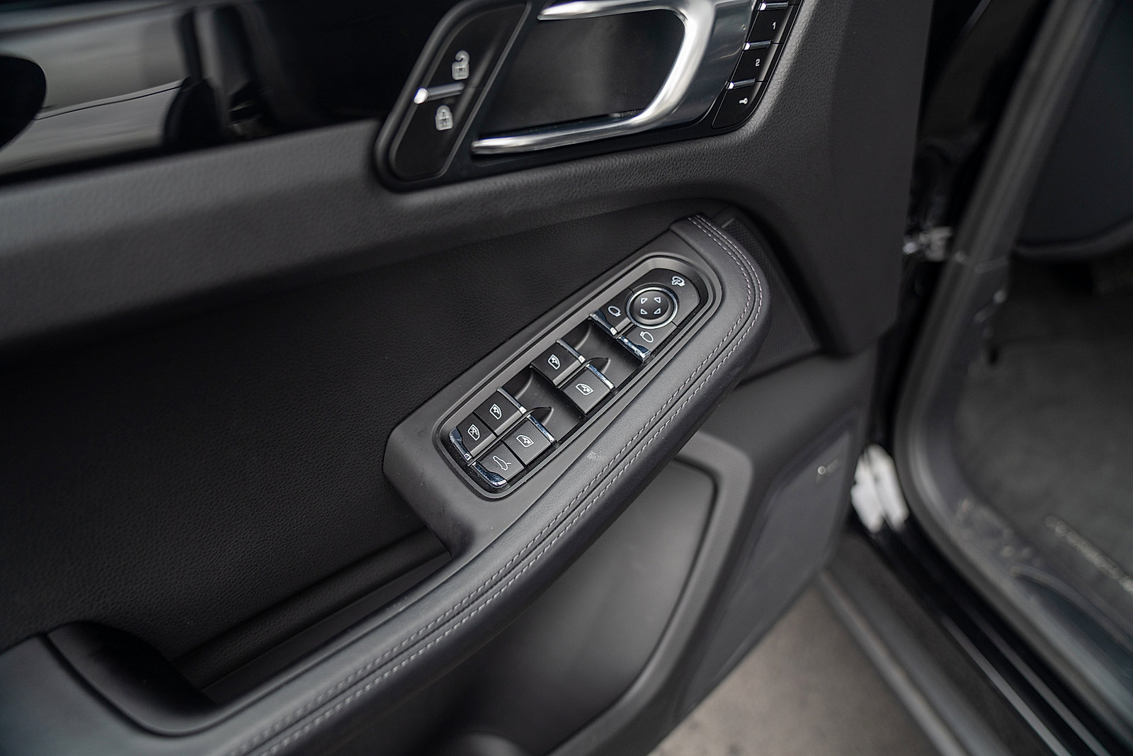 Certified 2025 Porsche Macan AWD/4WD image 17