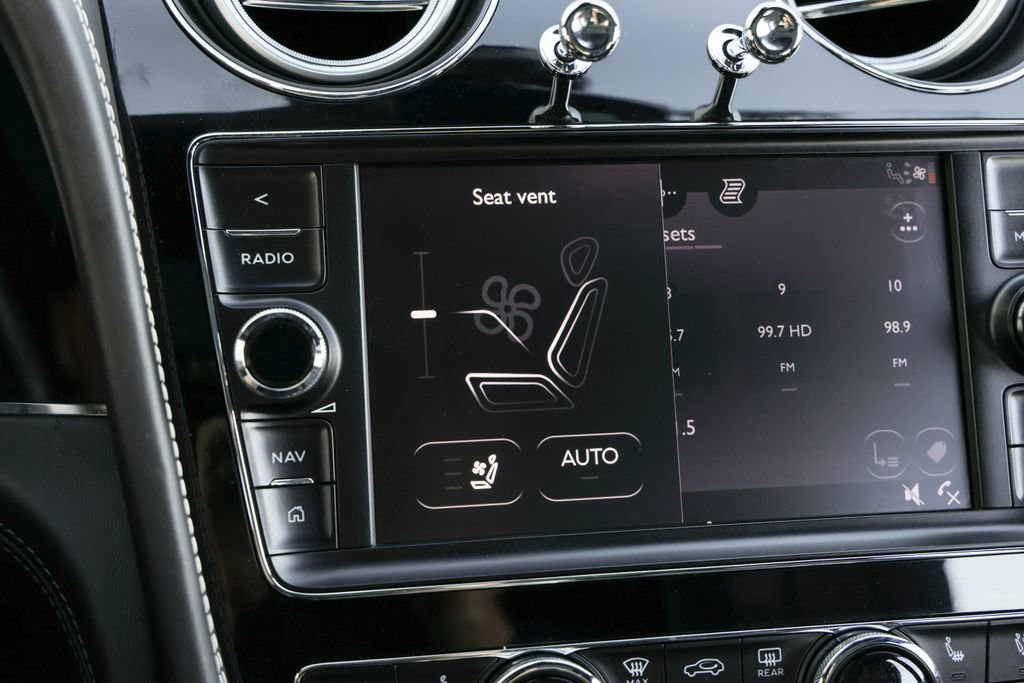 Used 2018 Bentley Bentayga image 11