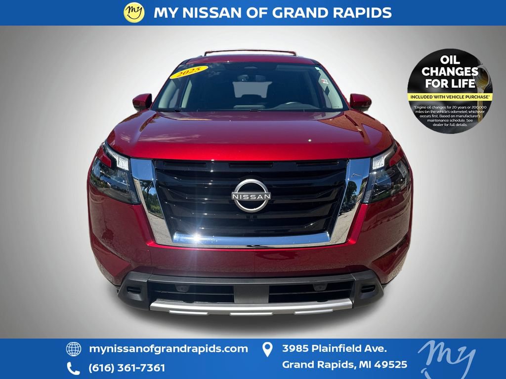 Used 2025 Nissan Pathfinder SL AWD/4WD image 3