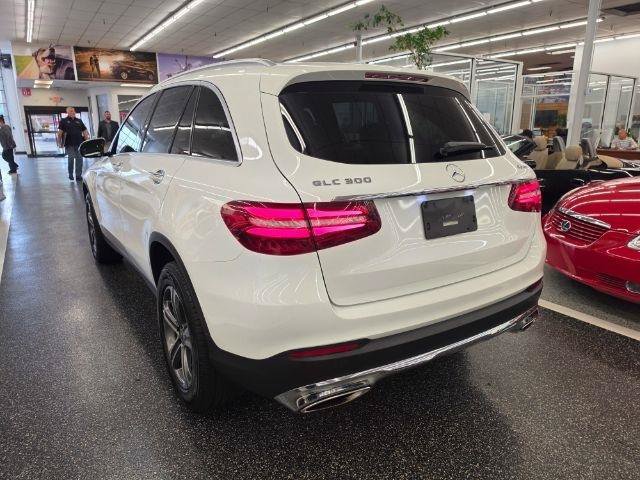 Used 2019 Mercedes-Benz GLC 300 4MATIC w/ Premium Package image 6