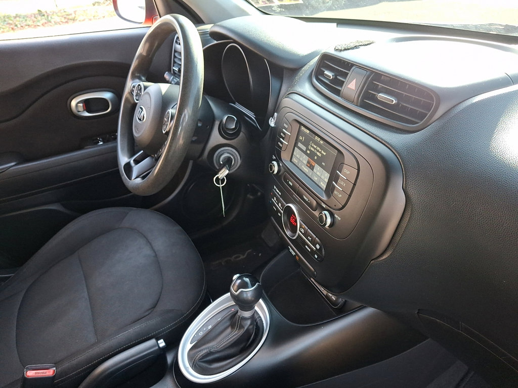 Used 2017 Kia Soul + image 12
