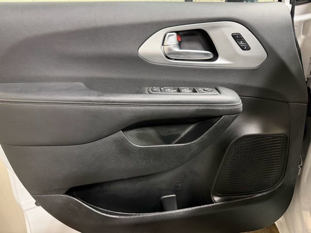 Used 2025 Chrysler Pacifica Limited image 12