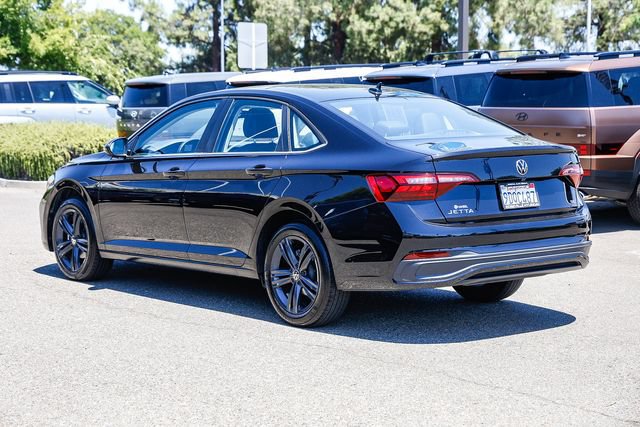Used 2023 Volkswagen Jetta SE FWD image 2