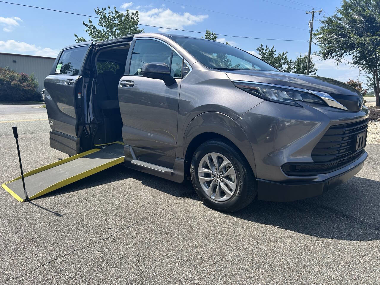 Used 2022 Toyota Sienna LE image 1