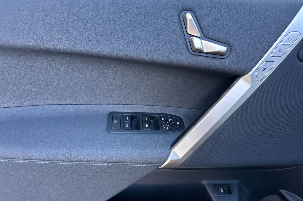 Used 2023 BMW iX xDrive50 image 9