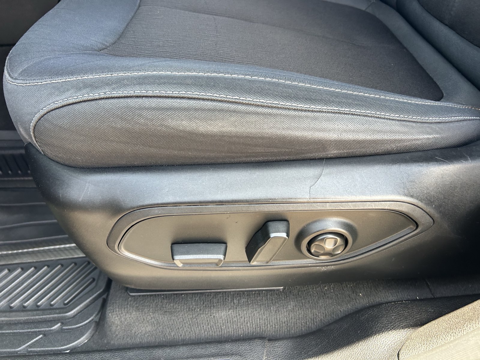 Used 2023 Jeep Grand Cherokee L Laredo RWD image 29