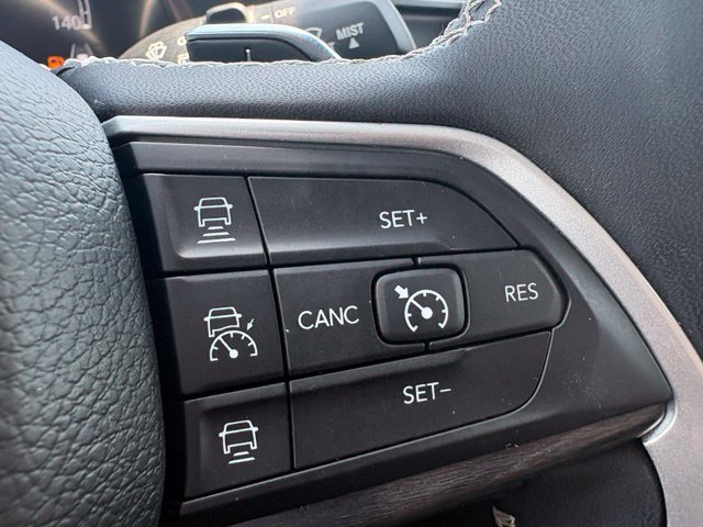 Used 2023 Jeep Grand Cherokee Limited w/ Black Appearance Package AWD/4WD image 37