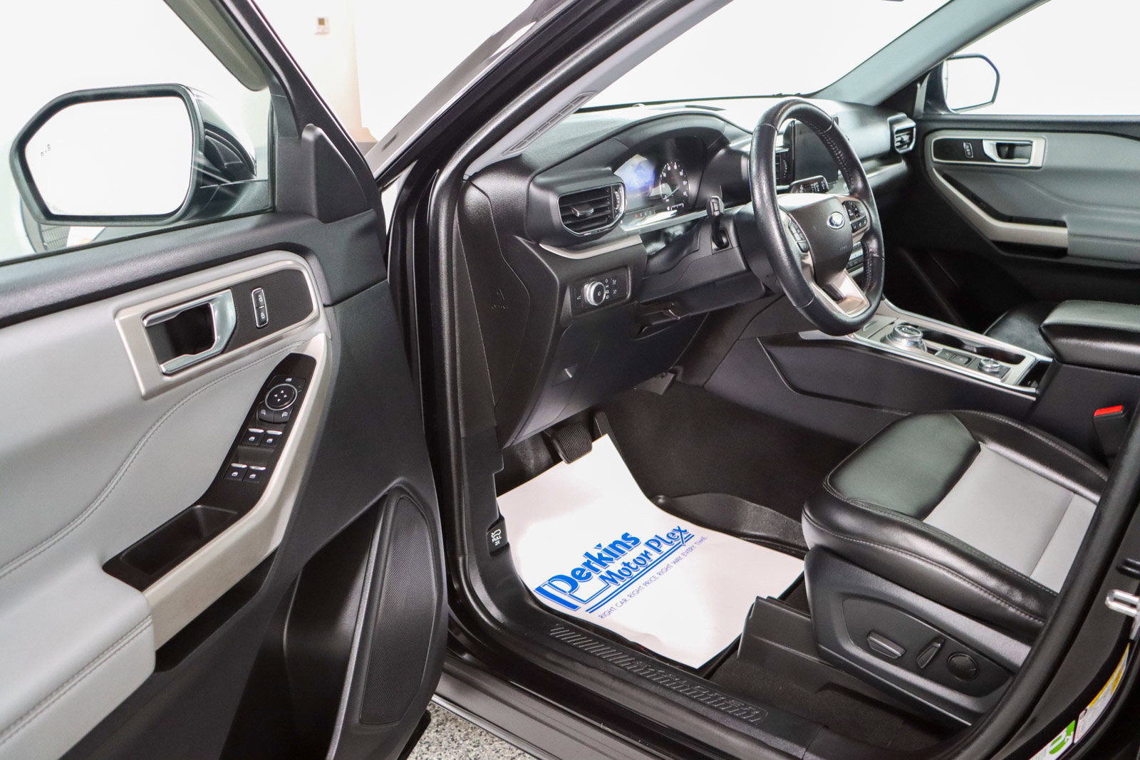 Used 2022 Ford Explorer XLT w/ XLT Sport Appearance Package image 3