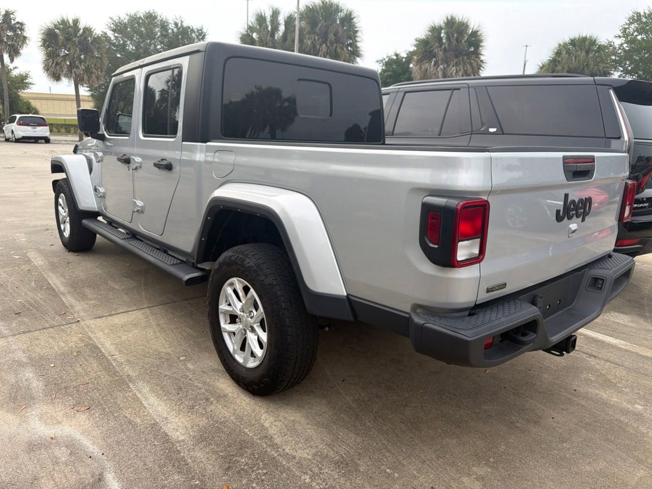 Used 2023 Jeep Gladiator Sport AWD/4WD image 5