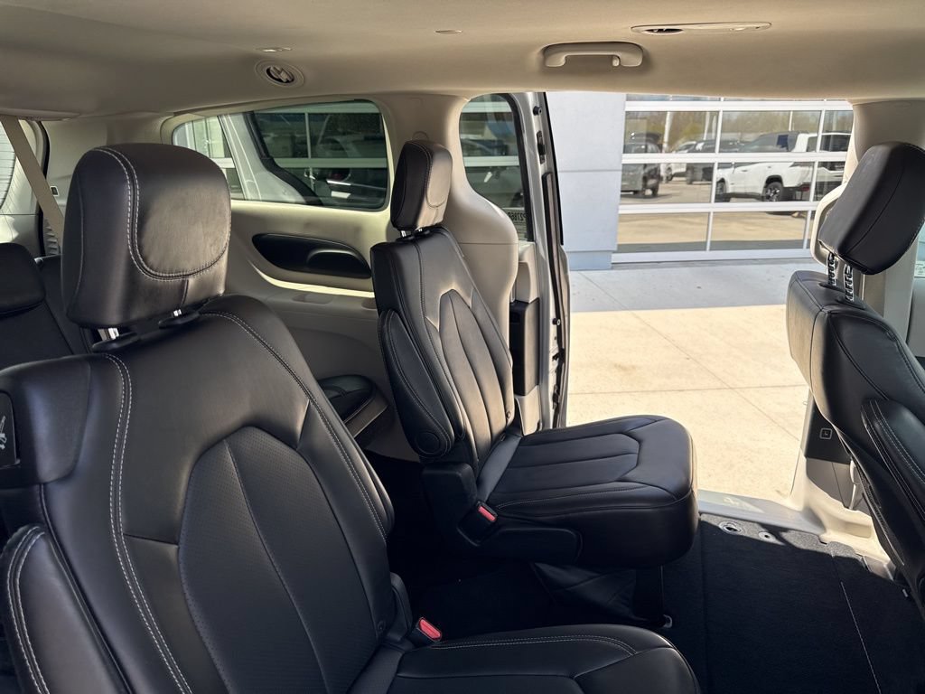 Used 2024 Chrysler Pacifica Touring-L FWD image 42