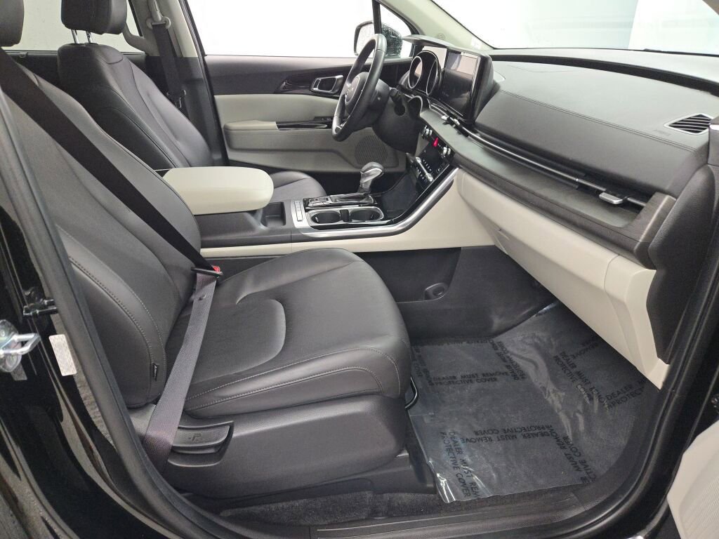 Used 2024 Kia Carnival EX image 7