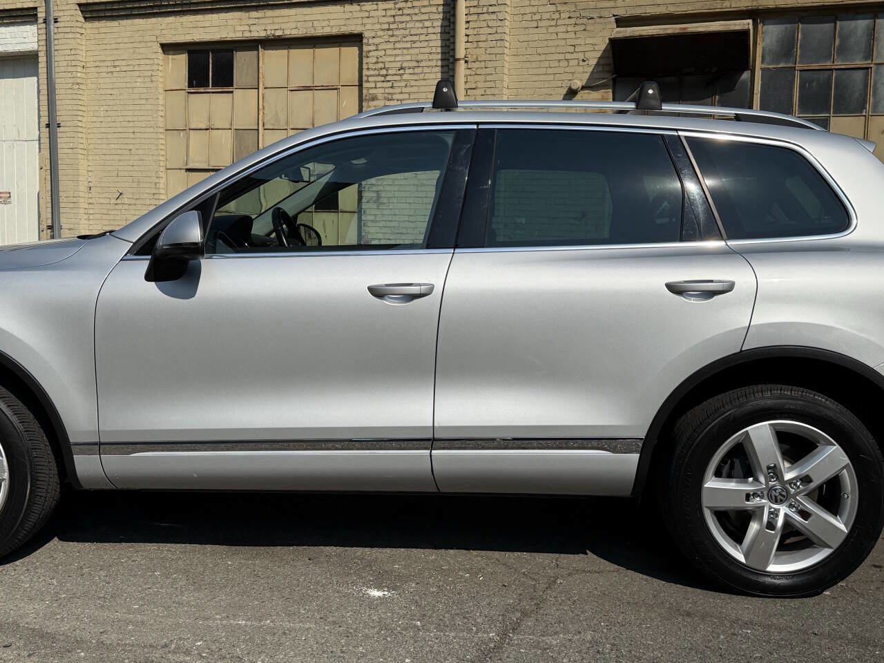 Used 2012 Volkswagen Touareg Sport image 59