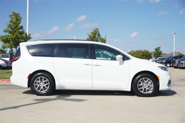 Used 2022 Chrysler Pacifica Touring image 10