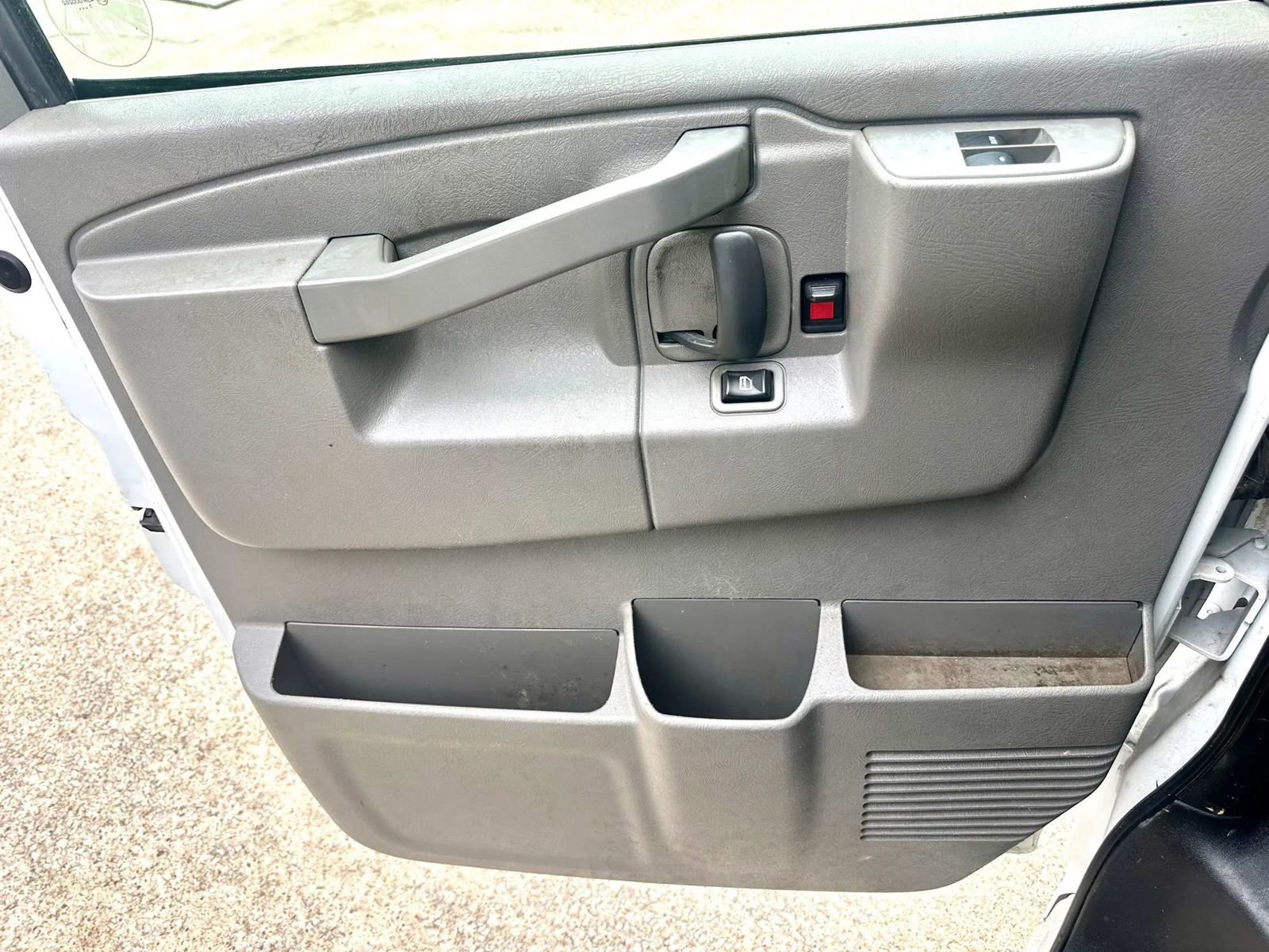 Used 2017 Chevrolet Express 2500 RWD image 21