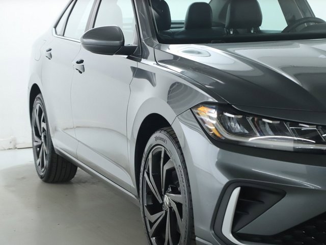 Used 2025 Volkswagen Jetta SE w/ Black Wheel Package image 8