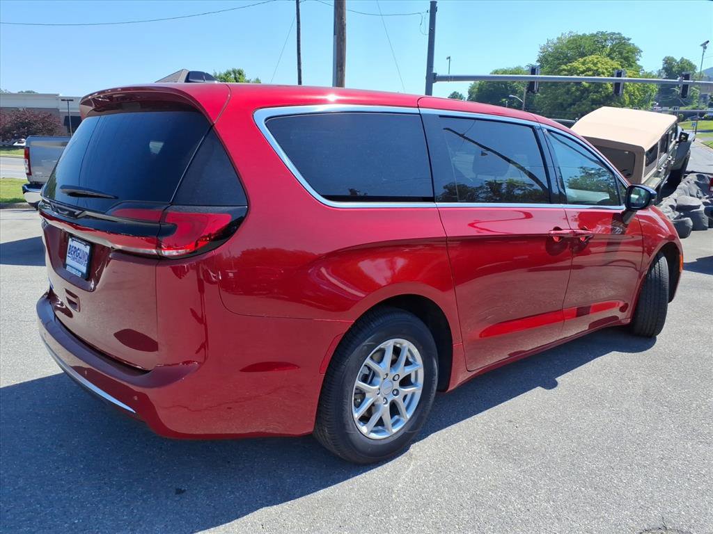 New 2027 Chrysler Pacifica Select FWD image 4