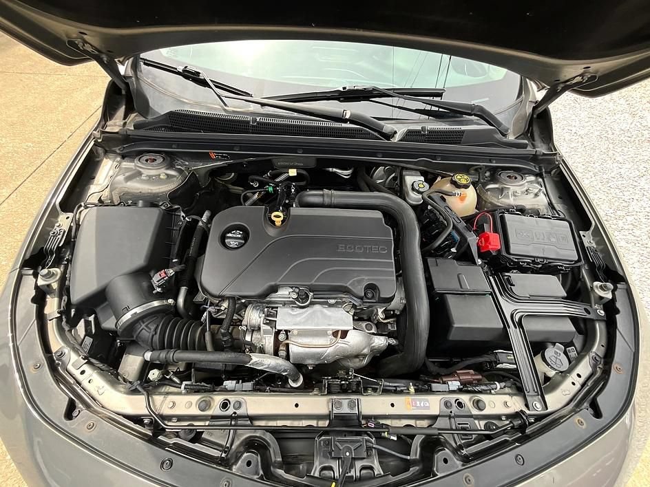 Used 2018 Chevrolet Malibu LT FWD image 3