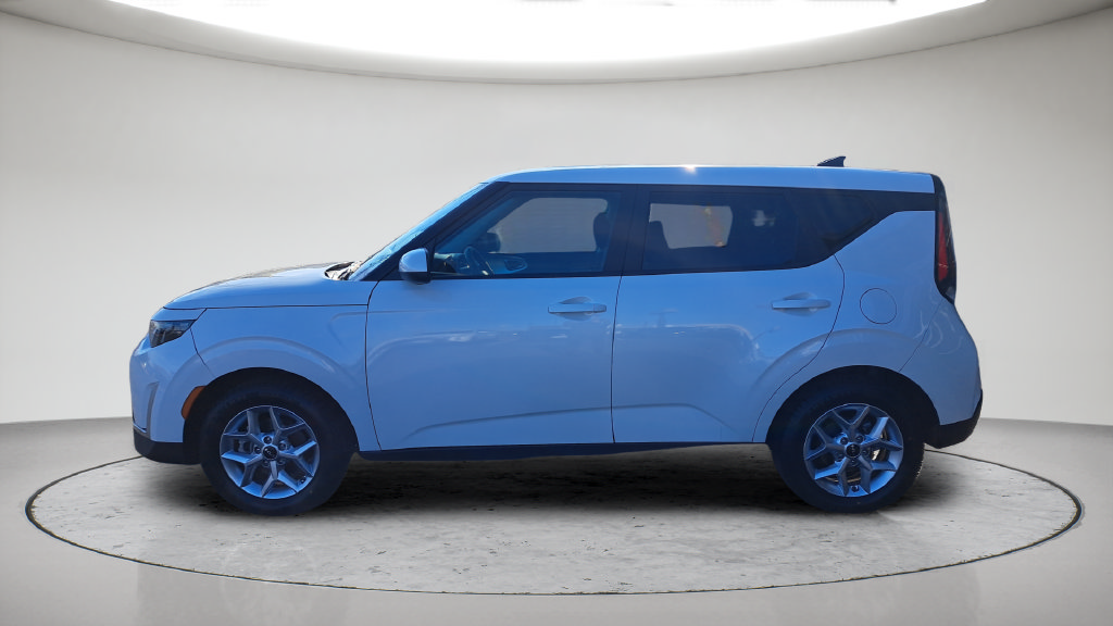 Used 2023 Kia Soul LX w/ LX Technology Package FWD image 8