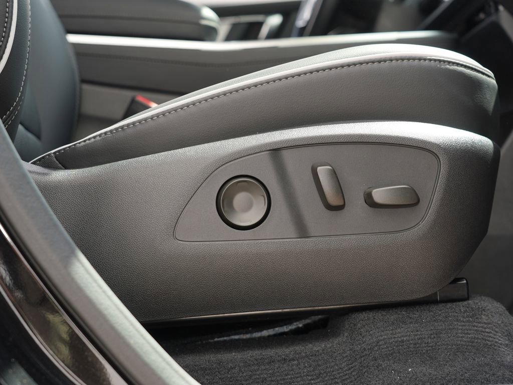 Used 2025 Buick Enclave Preferred AWD/4WD image 31