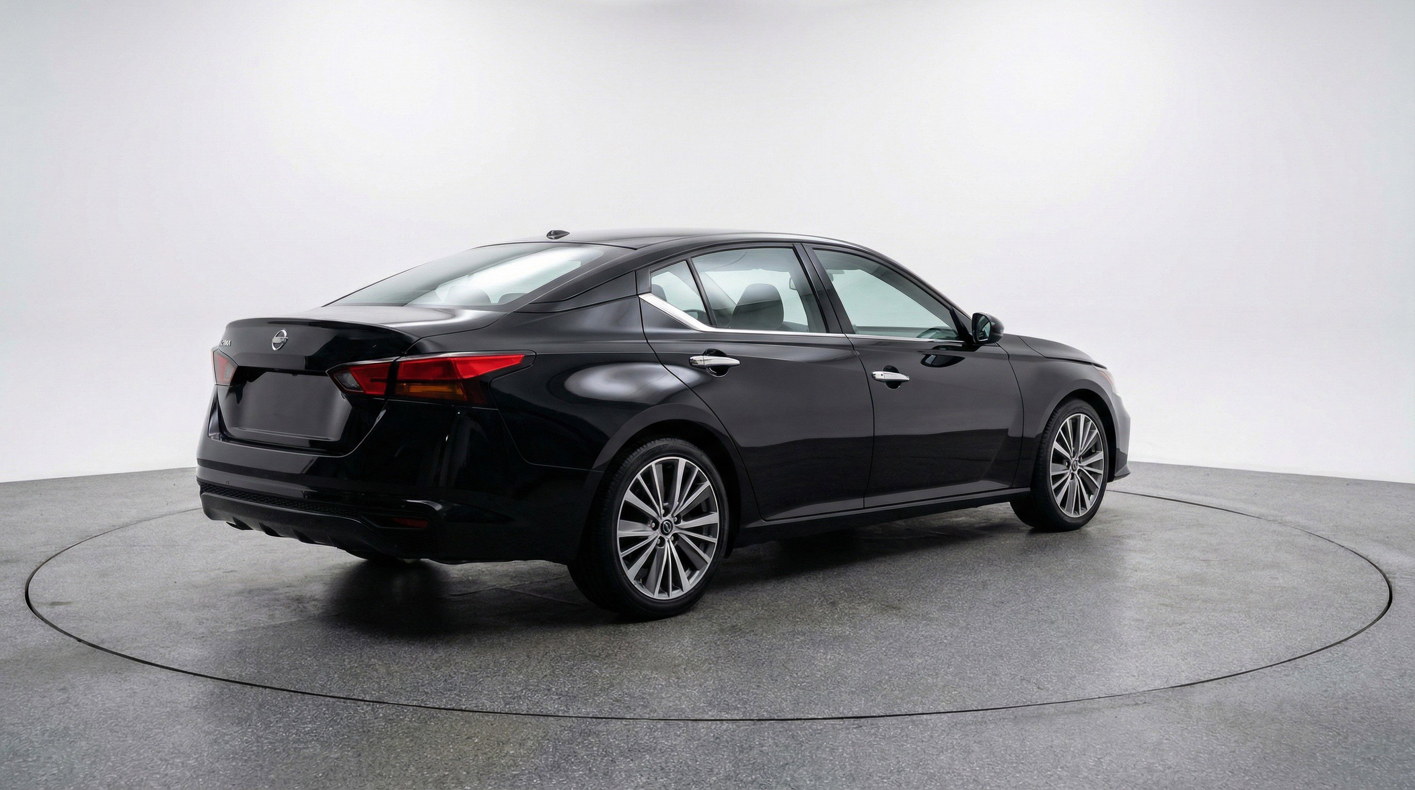 Used 2025 Nissan Altima 2.5 SV image 9