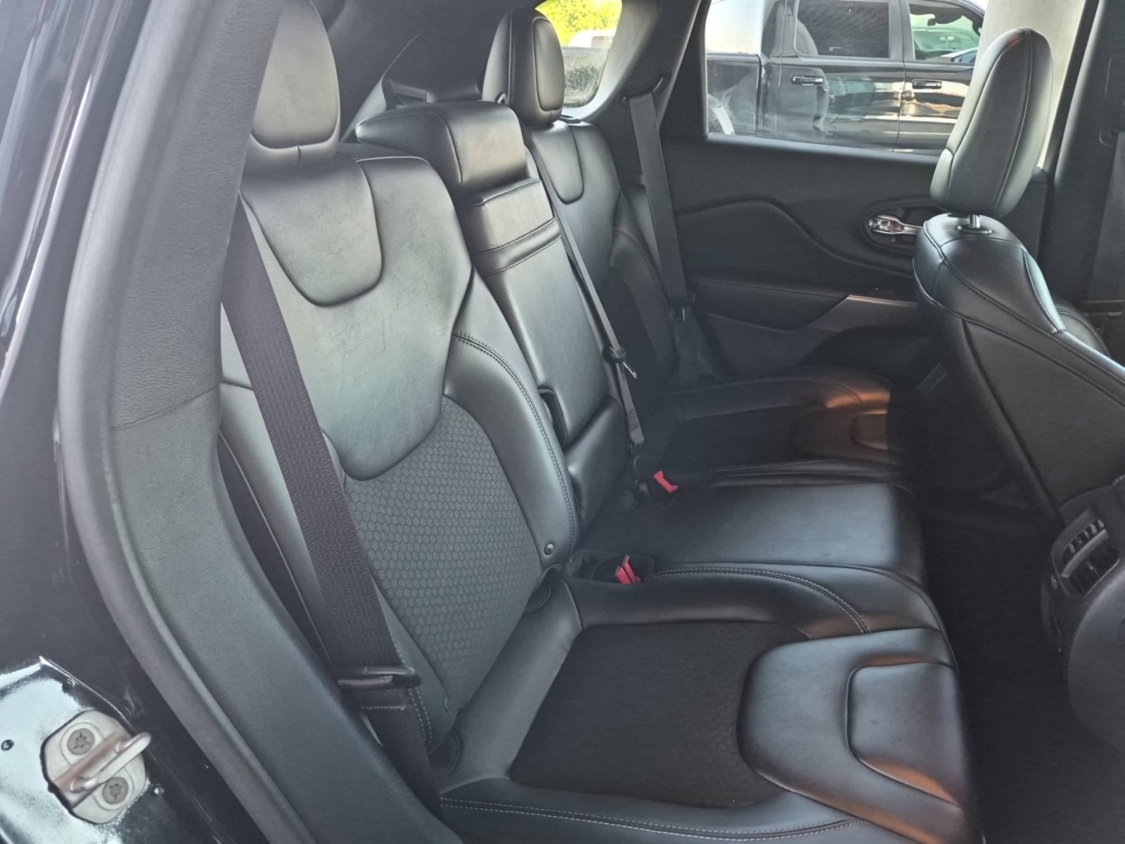 Used 2019 Jeep Cherokee Latitude Plus w/ Comfort/Convenience Group FWD image 7