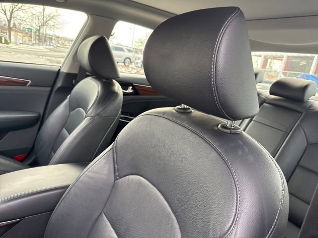 Used 2017 Kia Cadenza Premium w/ Luxury Package image 12