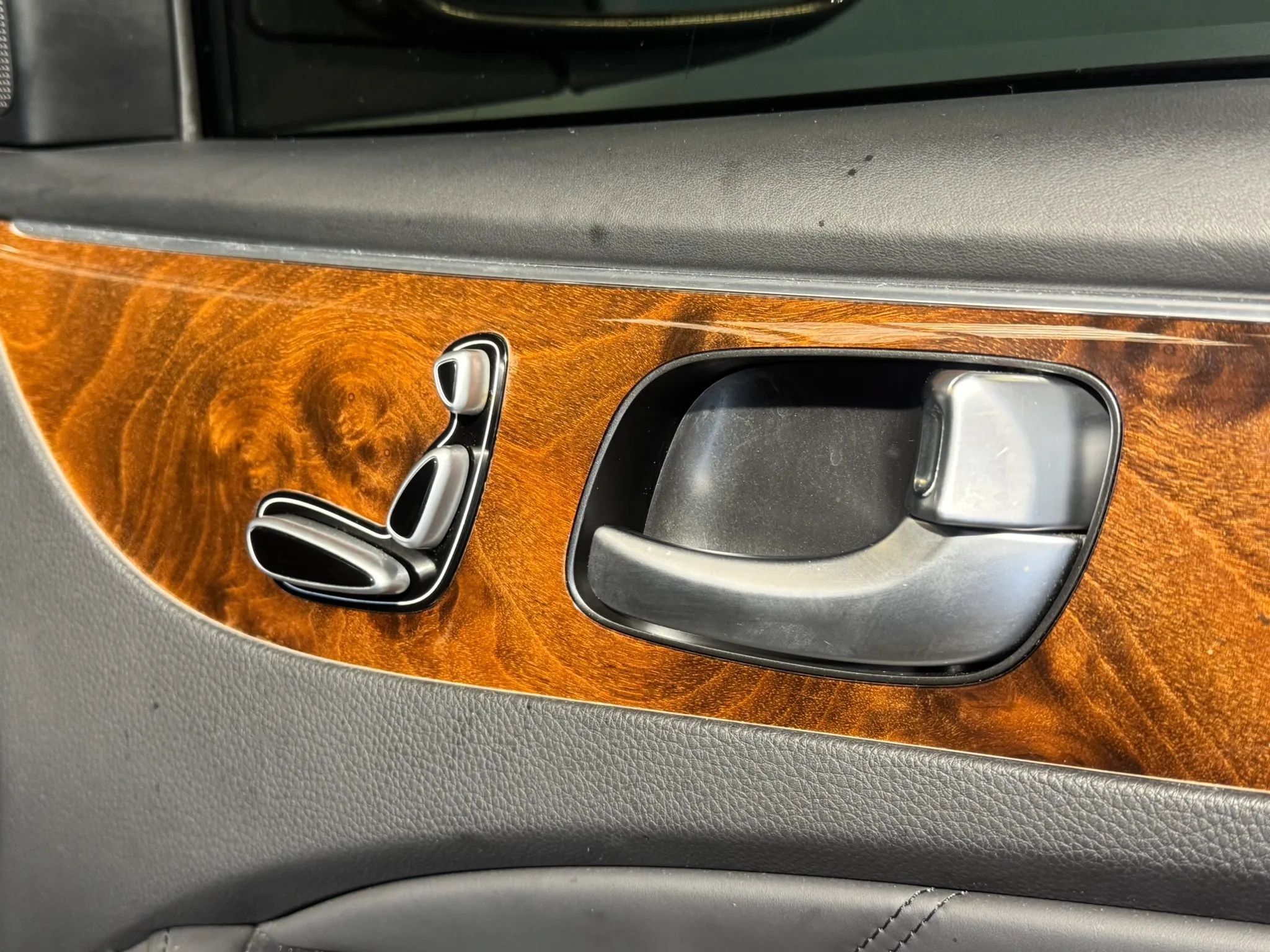 Used 2012 Hyundai Equus Signature RWD image 24