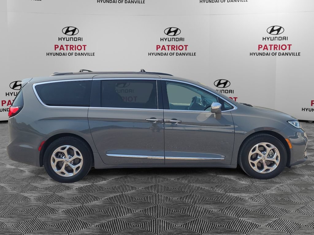 Used 2022 Chrysler Pacifica Limited FWD image 2