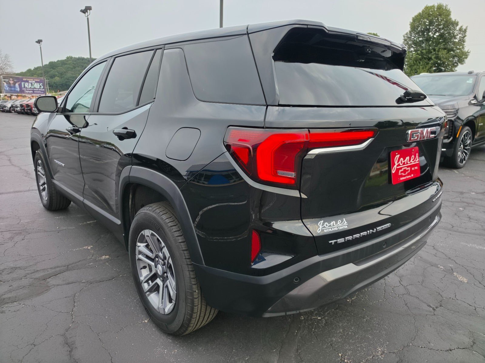 Used 2025 GMC Terrain Elevation w/ Technology Package II AWD/4WD image 3