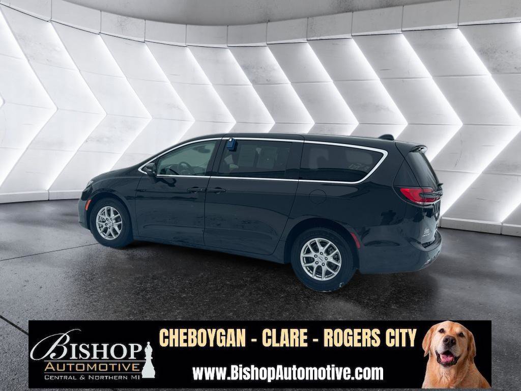 Used 2023 Chrysler Pacifica Touring-L image 18
