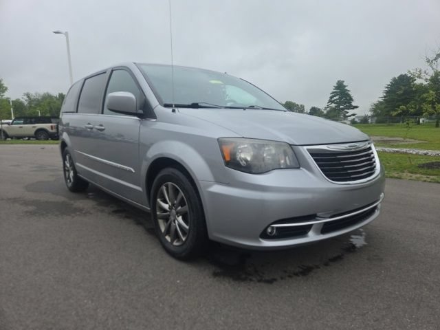 Used 2015 Chrysler Town & Country S FWD image 1