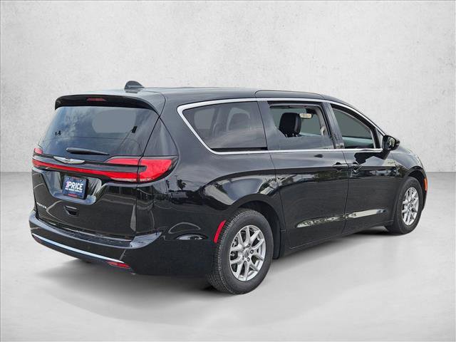 Used 2024 Chrysler Pacifica Touring-L image 5