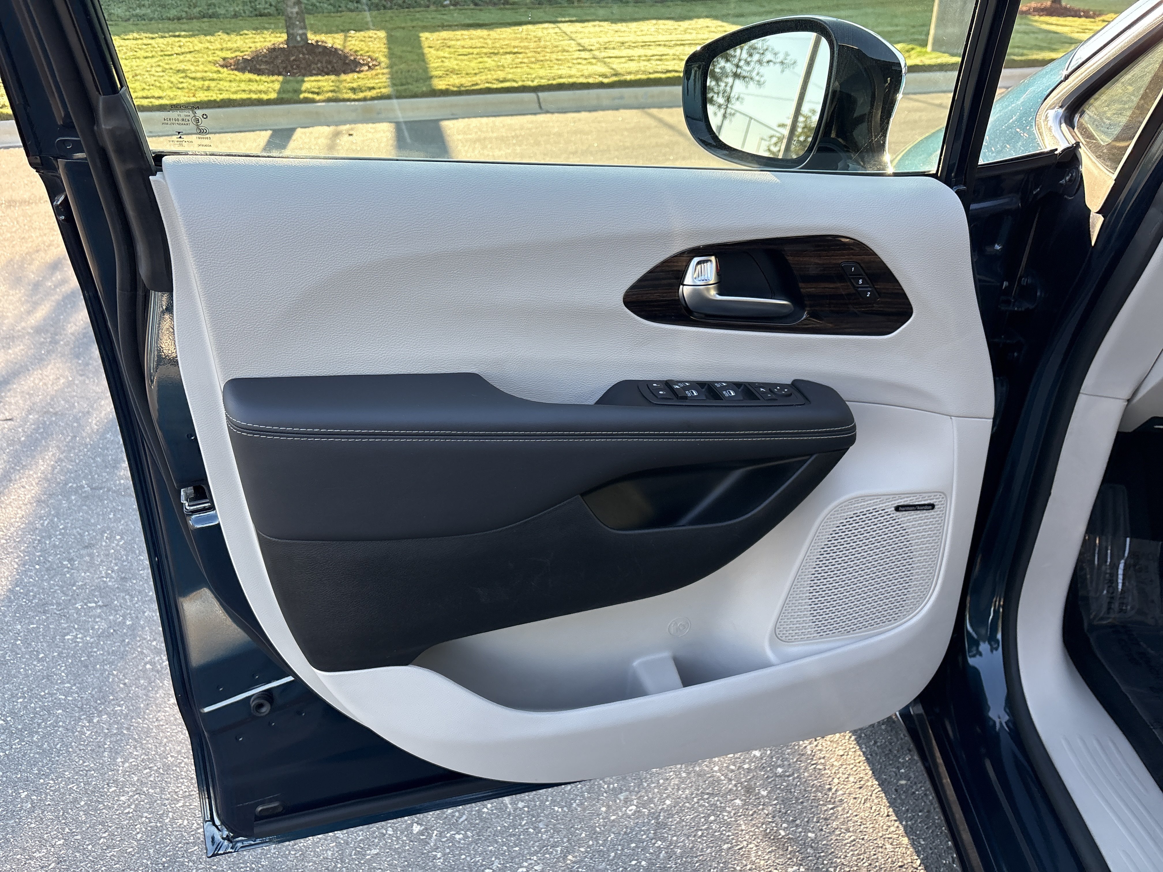 Used 2023 Chrysler Pacifica Limited w/ Uconnect Theater Family Group AWD/4WD image 15
