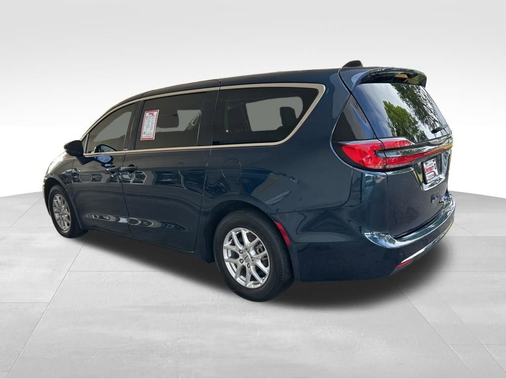 Used 2024 Chrysler Pacifica Touring-L FWD image 4